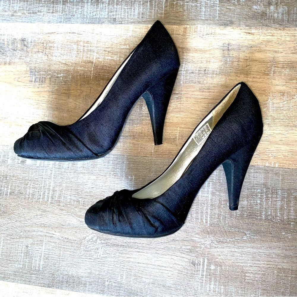 Rocket Dog Front Knot Heels Size 6.5